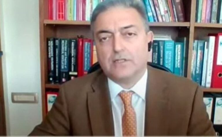 Βασιλακόπουλος: «Χάνουμε ακόμα 120 Έλληνες κάθε εβδομάδα από κορωνοϊό και το έχουμε ξεχάσει»