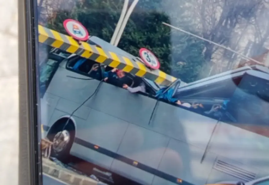 Ένας νεκρός και 3 σοβαρά τραυματίες, σε περίεργο τροχαίο λεωφορείου με Έλληνες τουρίστες στην πρωτεύουσα της Ρουμανίας Βουκουρέστι 10 voukouresti 51