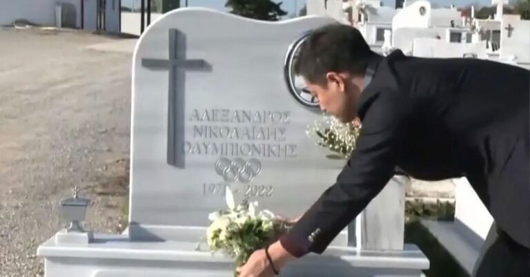 Στο μνήμα του Αλέξανδρου Νικολαΐδη στην Θεσσαλονίκης βρέθηκε ο Κορεάτης αντίπαλός του το 2004