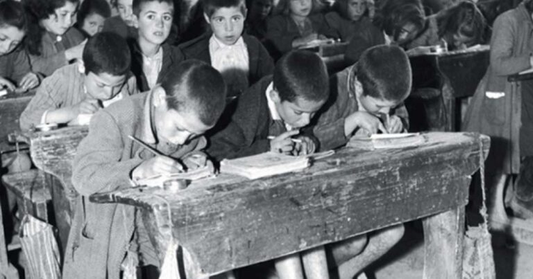 Παλιές ασπρόμαυρες φωτογραφίες ελληνικών σχολείων μιας άλλης ξεχασμένης εποχής