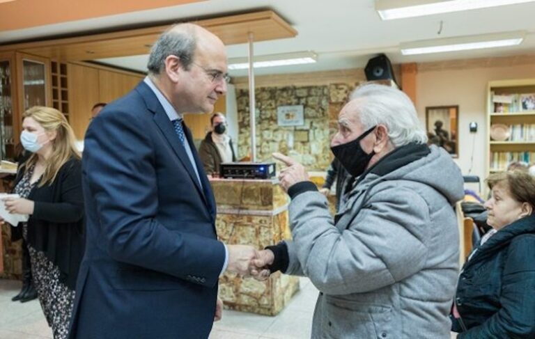 Προκαλεί ο Χατζηδάκης: «Οι συνταξιούχοι είναι ευχαριστημένοι» … και δίνει προεκλογικές υποσχέσεις