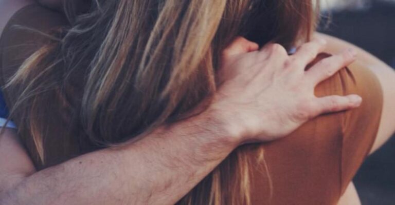 Άντρας σημαίνει ασφάλεια, αξιοπρέπεια, αφοσίωση και αγκαλιά