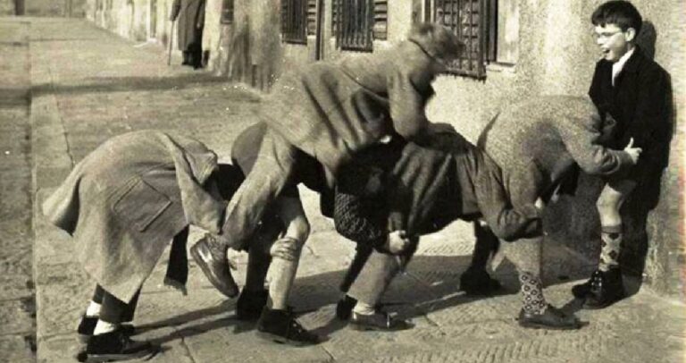 17 σπάνιες φωτογραφίες από τότε που τα παιδιά έπαιζαν κρυφτό, βόλους, μακριά γαϊδούρα