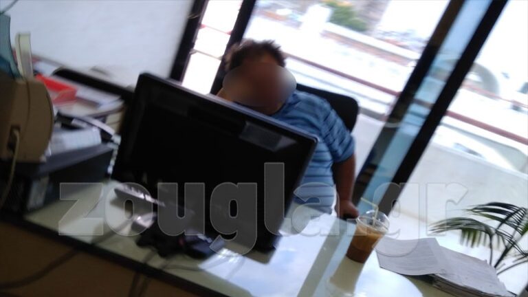 Aθήνα: Δημόσιος υπάλληλος ροχαλίζει εν ώρα υπηρεσίας