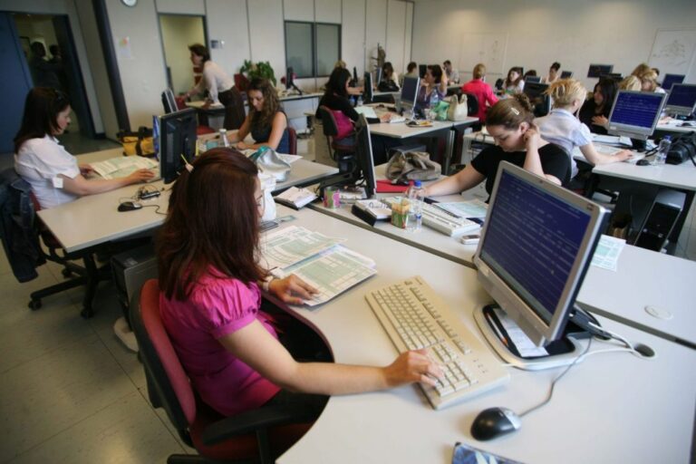 Ένας στους τρεις νέους θέλει δουλειά στο ελληνικό Δημόσιο