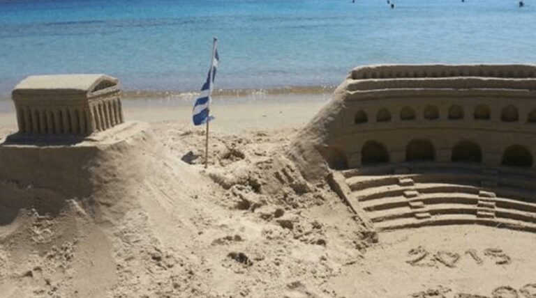 Έχτισε στην άμμο τον Παρθενώνα άγνωστος ξένος τουρίστας