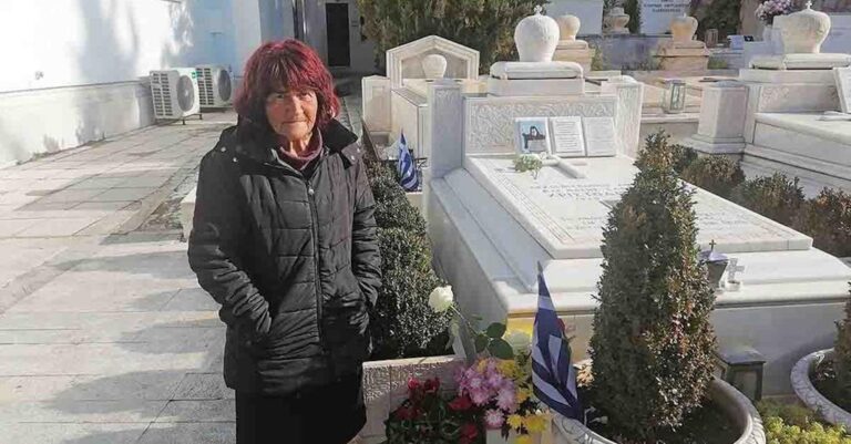 Εδώ και 16 χρόνια αuτή η γυναίκα φροντίζει καθημερινά τον τάφο του Αρχιεπισκόπου Χριστόδουλου