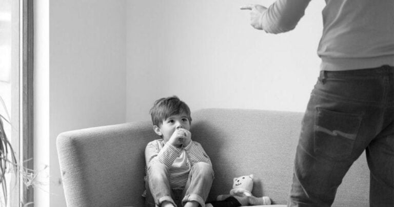 Ο σύντροφός μου δεν φέρεται καλά στο παιδί μου. Έχω άδικο που θέλω να τον χωρίσω;
