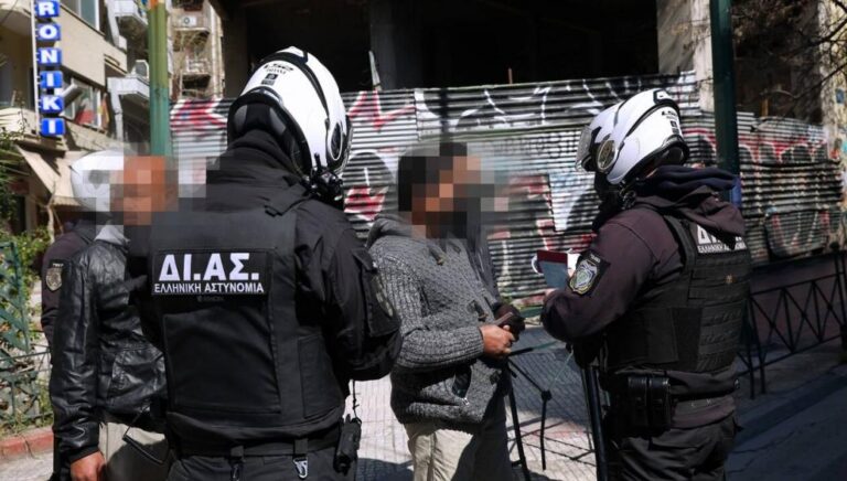 Αδιανόητο περιστατικό στη καρδιά της Αθήνας: Αφγανοί επιτέθηκαν σε αστυνομικούς για να τους πάρουν τα όπλα