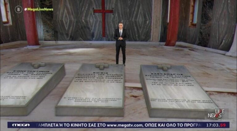 «Τώρα και… νεκροθάφτης»: Σάλος με τον Νίκο Ευαγγελάτο και τα γραφικά στην εκπομπή του