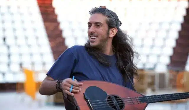 Γιάννης Χαρούλης: Πούλησε το λάδι του για να χαρίσει 4 όργανα στο Μουσικό Γυμνάσιο Λασιθίου