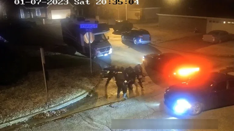 Οργή για το βίντεο του άγριου ξυλοδαρμού – Φώναζε «μαμά», «θα σε σκiσουμε» έλεγαν οι αστυνομικοί