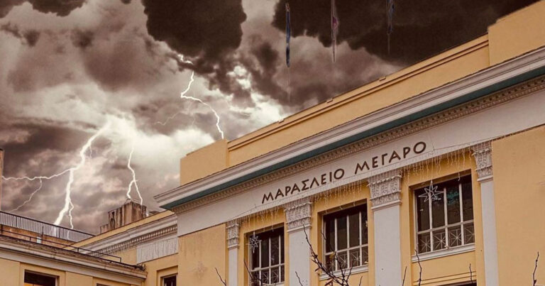 Κακοκαιρία: Η φωτογραφία με τους κεραυνούς στο Οικονομικό Πανεπιστήμιο που έγινε viral