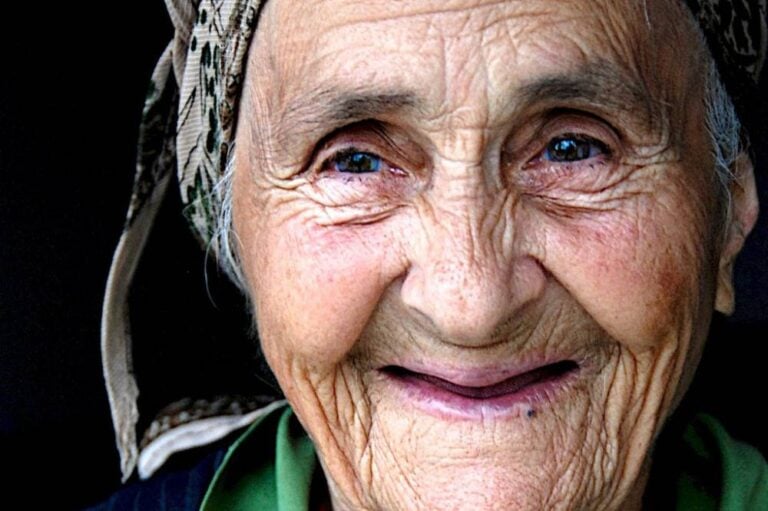 Μάνα, σημαίνει αγάπn: Η μητέρα δεν προδiδει, δεν εγκαταλεiπει, αγαπάει μόνο