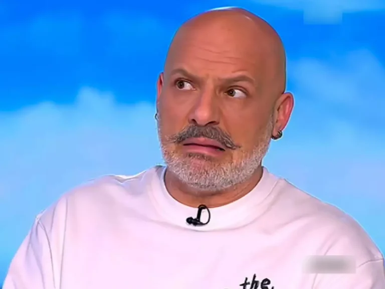 Ο Μουτσινάς απάντησε on air στον Ανδρέα Μικρούτσικο – «Δεν κάνω συνεντεύξεις, κάνω κουβέντα»