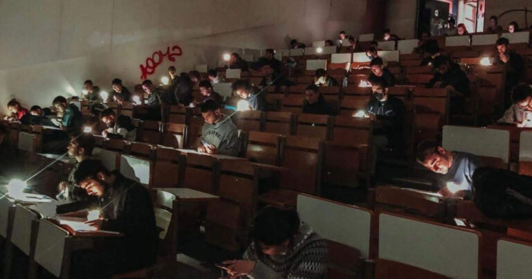 Οι πιο ρομαντικές εξετάσεις: Εξετάσεις με φακούς έδωσαν οι φοιτητές του ΕΜΠ