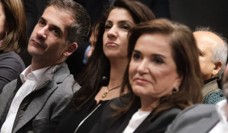 Βόμβα: Υπό παρακολούθηση Ντόρα, Αλεξία, Κώστας Μπακογιάννης. Τους παρακολουθούσε ο Κυριάκος;