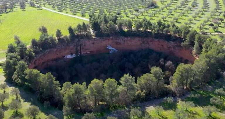 Οι μυστηριώδεις γιγάντιες τρύπες στην Ελλάδα που κρύβουν δυο εκκλησάκια