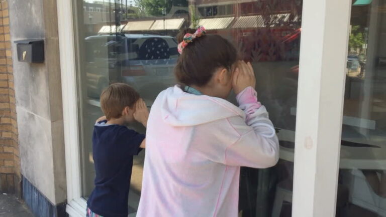 Τα παιδιά μου κοιτούσαν απ’ το τζάμι τον πατέρα τους να τρώει Σαρακοστιανά ενώ αυτά πεινούσαν