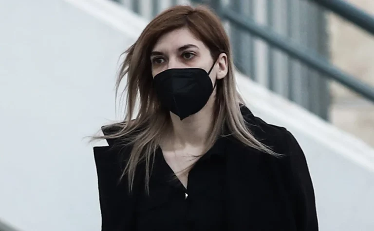 Θρίλερ στην Πάτρα – Δάκρυσε η Ρούλα όταν άκουσε το κατηγορητήριο. Γιατί διεκόπη η δίκη