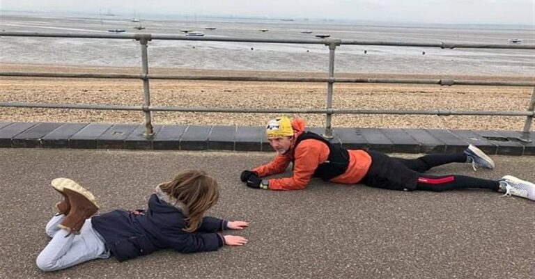 Συγκινεί περαστικός που ξάπλωσε στο δρόμο μαζί με αυτιστικό παιδί που είχε ξέσπασμα