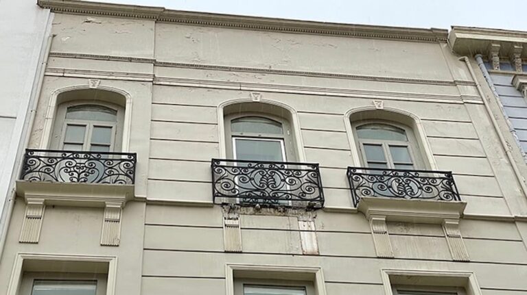 Σαρώνει η κακοκαιρία: Έπεσε κομμάτι μπαλκονιού από 2ο όροφο στην Ερμού