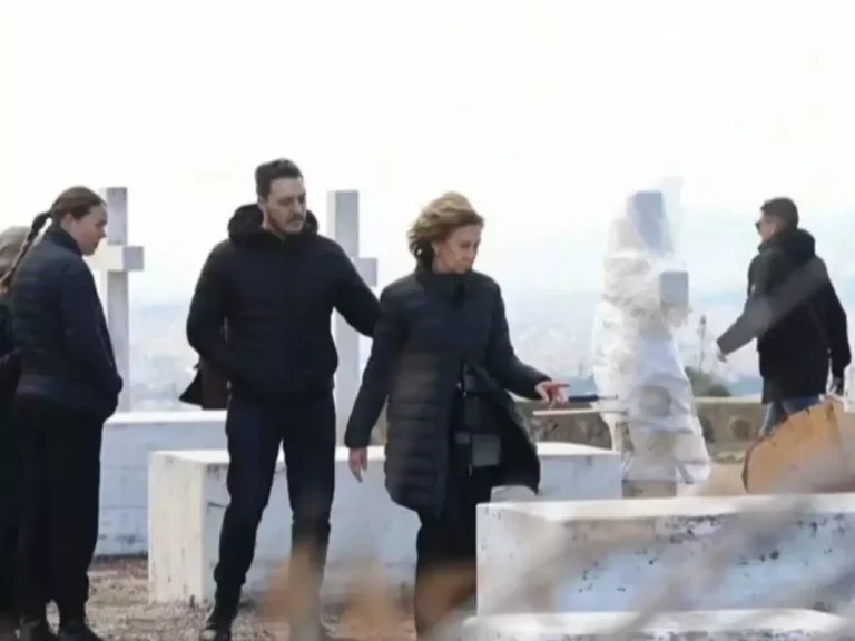 Τέως Βασιλιάς Κωνσταντίνος – Συντετριμμένη η Σοφία στους βασιλικούς τάφους στο Τατόι