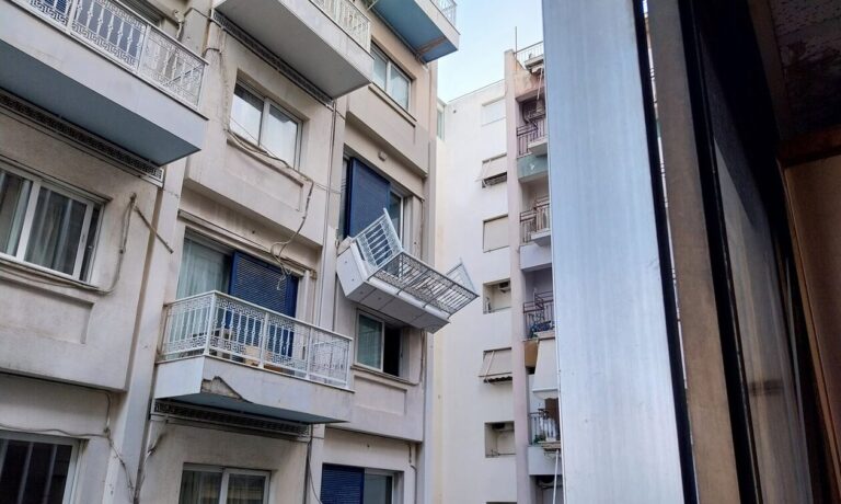 Καλλιθέα: Μπαλκόνι ξενοδοχείου στη Λεωφόρου Συγγρού κρέμεται στον αέρα
