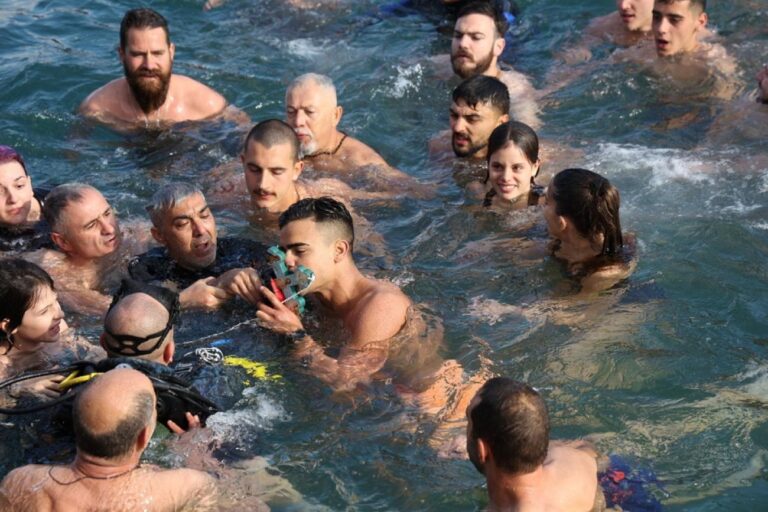 Ηράκλειο: Βούτηξαν στα νερά για να πιάσουν τον Σταυρό – Με λαμπρότητα τα Θεοφάνεια