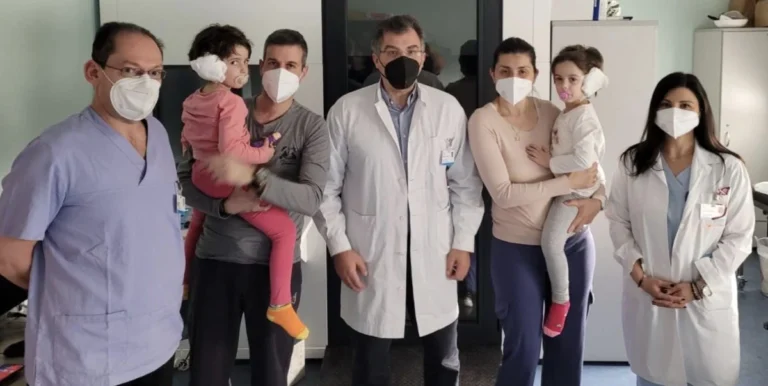 Θεσσαλονίκη: Δίδυμα κωφά κοριτσάκια απέκτησαν ακοή χάρη στα κοχλιακά εμφυτεύματα