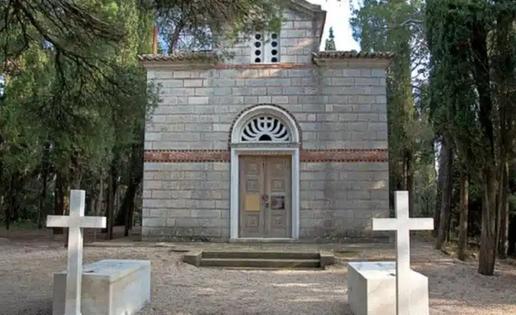 thrinos nekros o teos vasilias konstantinos tha tafei dipla sti mitera toy freideriki sto tatoi 7