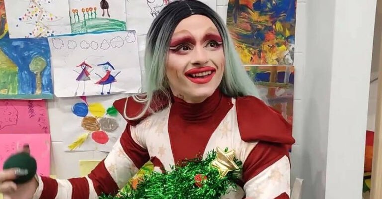 Σάλος με όσα είπε η Drag Queen που διάβασε παραμυθία σε παιδιά για τους Έλληνες γονείς