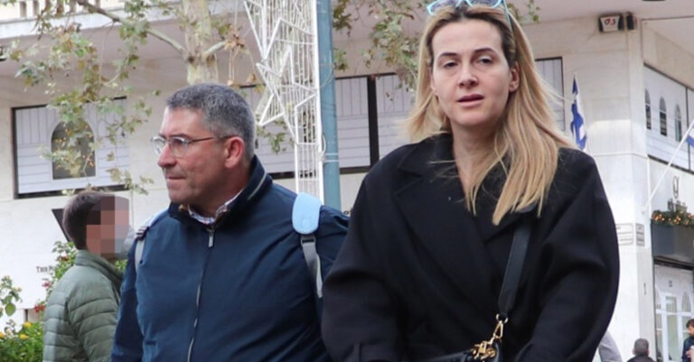 Άκης Παυλόπουλος- Ελένη Φωτοπούλου: Στο κέντρο της Αθήνας με τα παιδιά τους