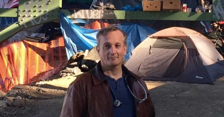 Γιατρός βγαίνει στους δρόμους κάθε βράδυ εδώ και 22 χρόνια για να παρέχει ιατρική περίθαλψη στους άστεγους