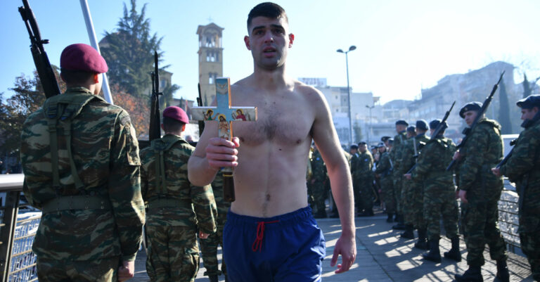 Θεοφάνεια στη Λάρισα: 22χρονος Aνθυπολοχαγός έπιασε τον Τίμιο Σταυρό στον Πηνειό