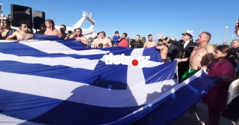 Θεοφάνια – Πάτρα: Άνοιξαν τεράστια ελληνική σημαία και τραγούδησαν τον Εθνικό Ύμνο