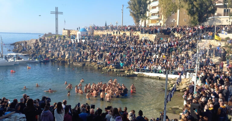 Θεοφάνια στον Πειραιά: Μαγικές εικόνες από την Πειραϊκή