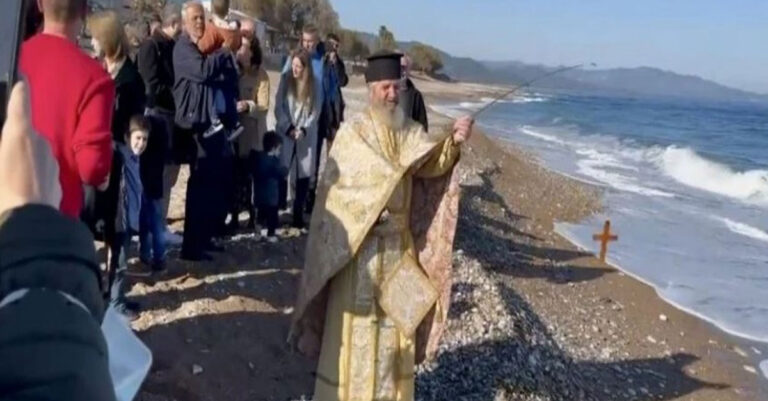 Θεοφάνια στη Μεσσηνία: Ιερέας έριξε τον σταυρό στο νερό με καλάμι ψαρέματος