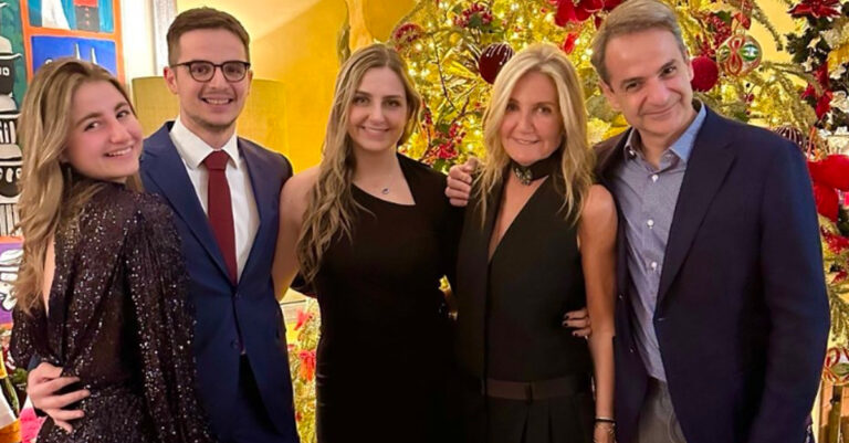 Χαλαρός, χαμογελαστός και χωρίς γραβάτα: Η οικογενειακή φωτογραφία του Κυριάκου Μητσοτάκη και η πρώτη ευχή