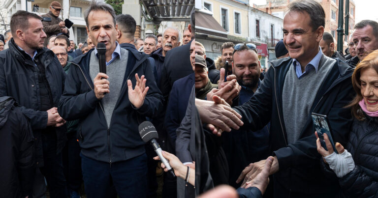Ντυμένος σαν το παιδί του λάου ο Κυριάκος Μητσοτάκης στην Καβάλα