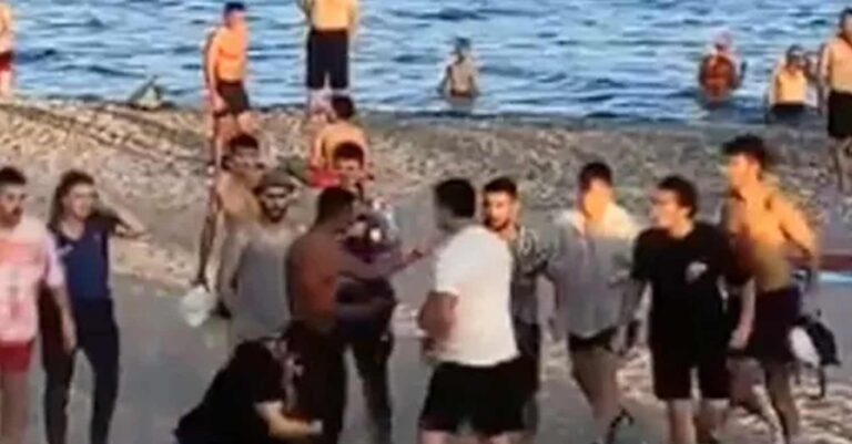 Πολίτες ξυλοκοπούν αλλοδαπούς που βιντεοσκοπούσαν κορίτσια σε παραλία της Αττάλειας