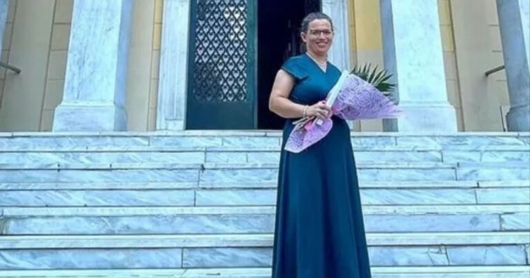 Μητέρα 9 παιδιών παίρνει το πτυχίο της με άριστα από το ΑΠΘ