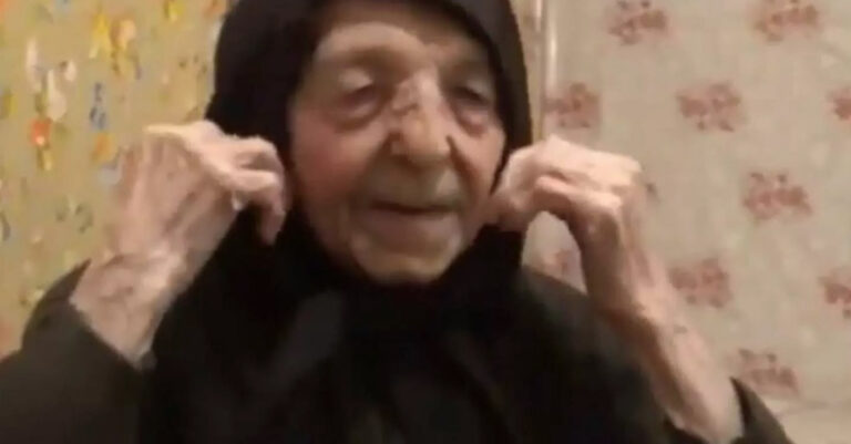 Aκμαιότατη Κρητικιά 109 ετών λέει τα κάλαντα και εύχεται χρόνια πολλά