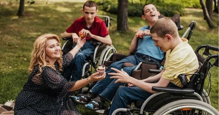 Αξιοθαύμαστη, ηρωίδα μητέρα μεγαλώνει μόνη τα τρία παιδιά της που έχουν εγκεφαλική παράλυση