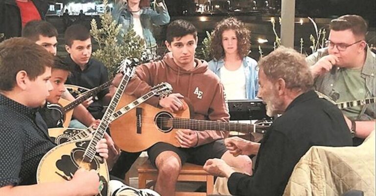 «Κάν’τε ησυχία τώρα μιλάω με τα παιδιά»: Όταν το διαδίκτυο υποκλίθηκε στον Σταύρο Ξαρχάκο