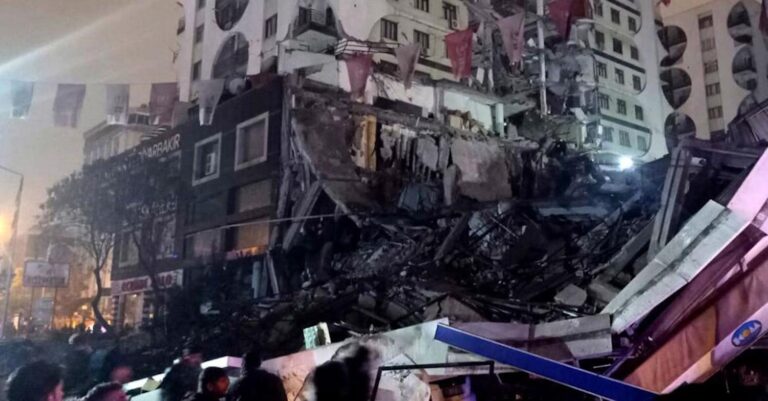 Πάνω από 1700 νεκροί στον τρομακτικό σεισμό των 7.8 ρίχτερ στην Τουρκία