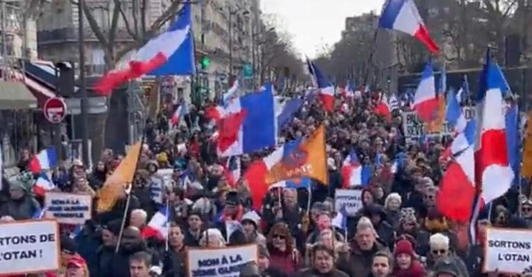 Παρίσι: Μεγάλη διαδήλωση με αίτημα την έξοδο της Γαλλίας από το ΝΑΤΟ