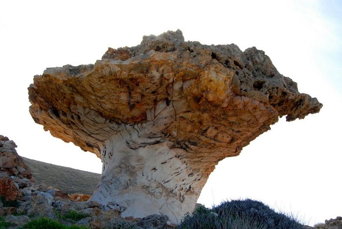 Ένα σπάνιο φυσικό μνημείο στην Κίμωλο: Ένα τεράστιο πέτρινο μανιτάρι!
