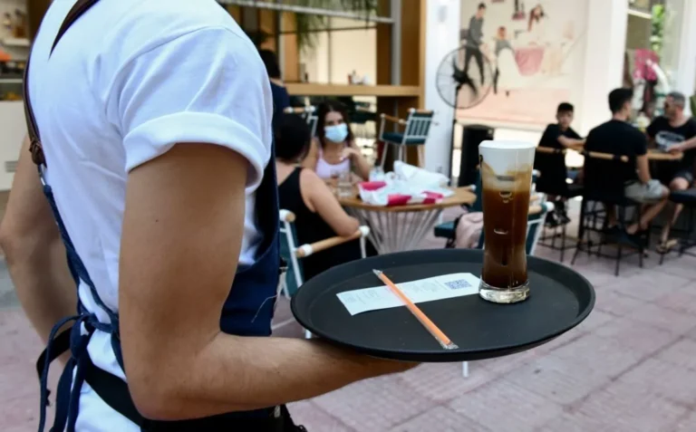 Κρήτη: Μαθήτρια έπινε αμέριμνη καφέ και τη βρήκε «αδέσποτη» σφαίρα από αεροβόλο