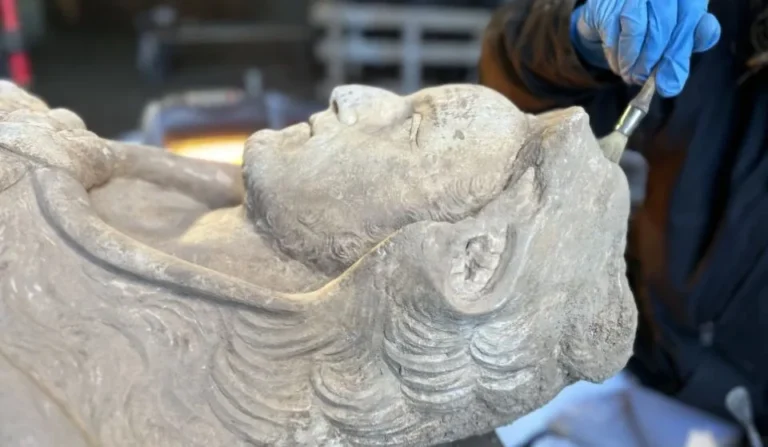 Ρώμη: Απίστευτο – Βρέθηκε σε υπόνομο άγαλμα αυτοκράτορα με τη μορφή του Ηρακλή